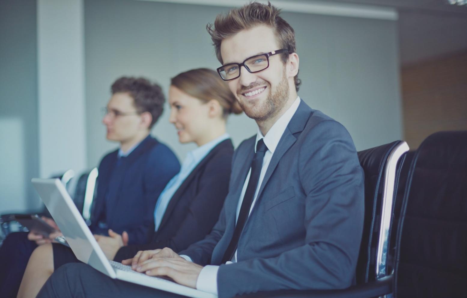 Persona planificando objetivos financieros con herramientas digitales